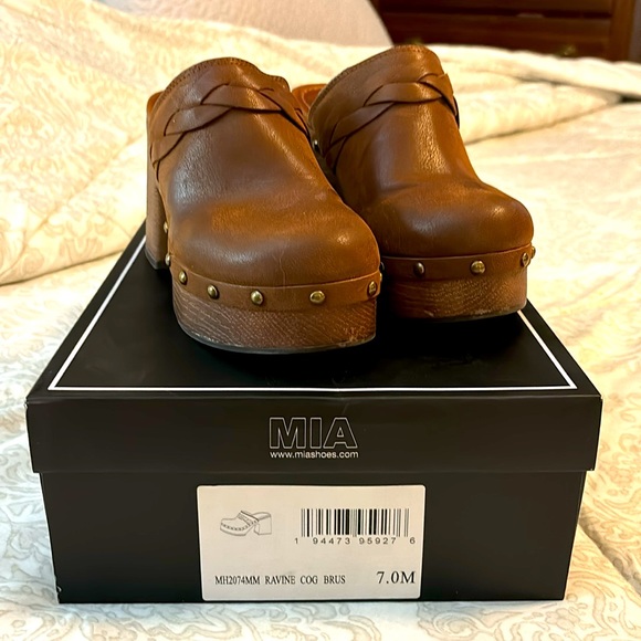 MIA Ravine Clog- like new- worn once - Picture 2 of 3